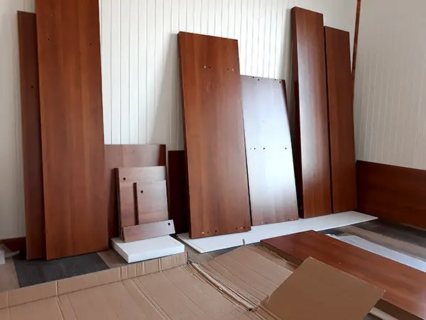 Apoyar piezas contra la pared libre o contraria donde se armará el mueble