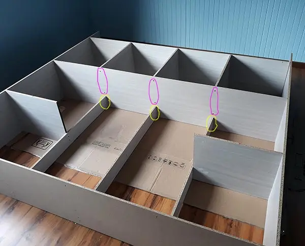 Mueble recostado en piso en proceso de armado