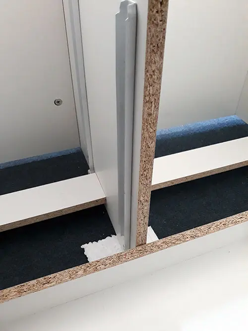 Se protegen los bordes mientras se arma el mueble