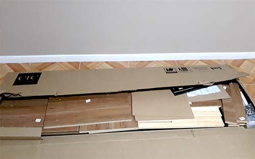 Abriendo una caja de mueble para armar
