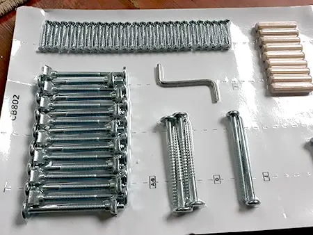 Tornillos, tarugos y llave allen. Kit de armado.