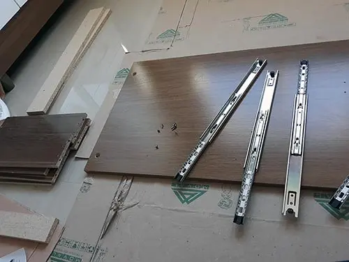 Instalación de rieles en laterales de mueble