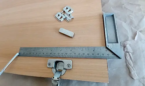 Se utiliza una escuadra para alinear las bisagras