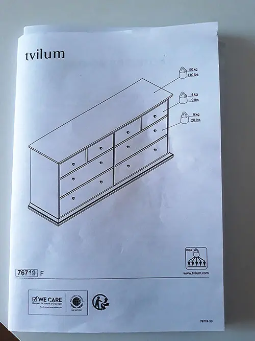 Fotografia de un manual de armado