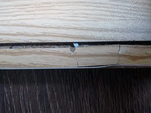 Parte de un mueble dañada